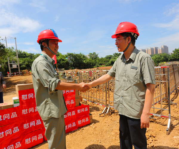 不忘初心迎峰度夏送清凉安全巡查保供电